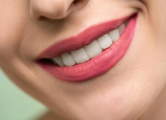 The Best Lipsticks for Summer 2025: Shades That Actually Work in London Light
