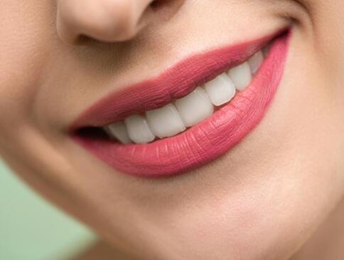 The Best Lipsticks for Summer 2025: Shades That Actually Work in London Light